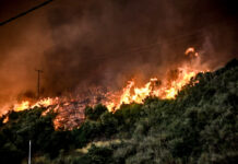 Φωτιά Αχαΐα: Τουλάχιστον 18 άνθρωποι απεγκλωβίστηκαν μέσω θαλάσσης