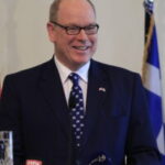 Γραβάτα με ελληνικές σημαίες ο Πρίγκιπας Αλβέρτος Β΄ στην Αθήνα – Τιμητική απονομή από τον Δήμο Αθηναίων